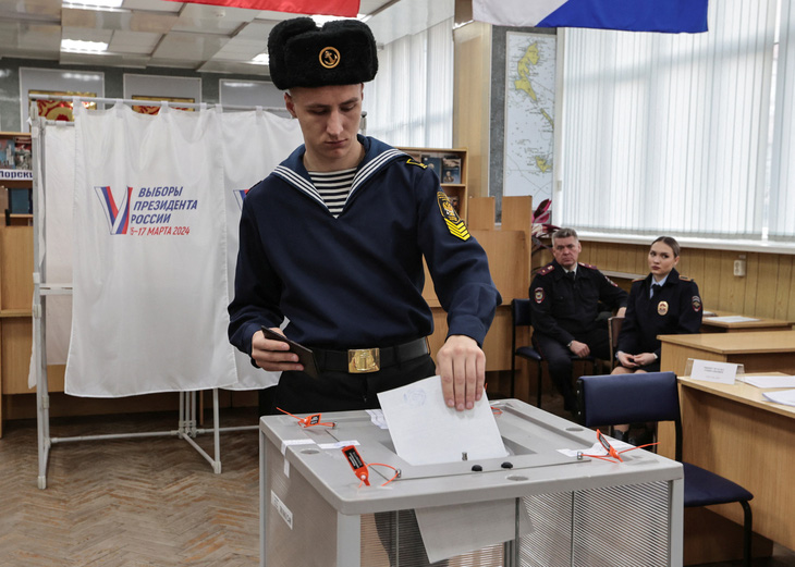 Binh sĩ hải quân Nga đi bỏ phiếu tại thành phố Vladivostok ngày 15-3 - Ảnh: REUTERS