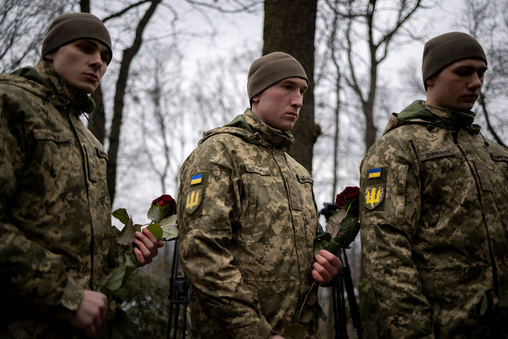 Binh sĩ Ukraine dự lễ tưởng niệm Dmytro “Da Vinci” Kotsiubailo, chỉ huy Tiểu đoàn số 1 Lực lượng vũ trang Ukraine, người thiệt mạng một năm trước gần Bakhmut, ngày 7-3 - Ảnh: REUTERS