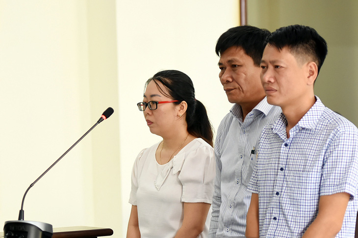 Các bị cáo Đinh Thị Vân, Nguyễn Văn Sáu, Lê Thành Bắc (từ trái qua) tại phiên tòa - Ảnh: A LỘC