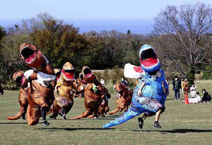 Cuộc đua khủng long độc lạ ở Nhật Bản: 'Vui lắm mấy bà ơi!'- Ảnh 1.