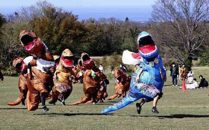 Cuộc đua khủng long độc lạ ở Nhật Bản: &quot;Vui lắm mấy bà ơi!&quot;