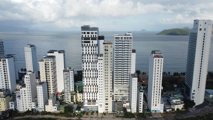 Nhiều trường hợp vi phạm xây vượt tầng, trong ảnh là một cụm khách sạn cao tầng ven biển Nha Trang - Ảnh: TRẦN HƯỚNG