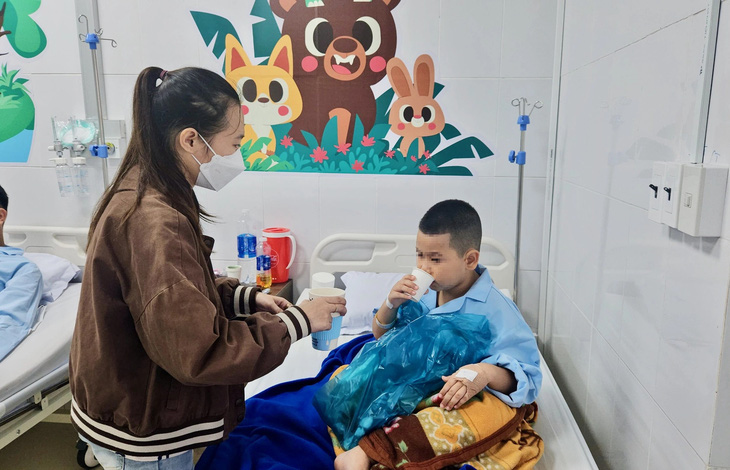 Bệnh nhi bị ngộ độc sau khi ăn cơm gà Trâm Anh được điều trị tại Bệnh viện Đa khoa Sài Gòn - Nha Trang - Ảnh: MINH CHIẾN