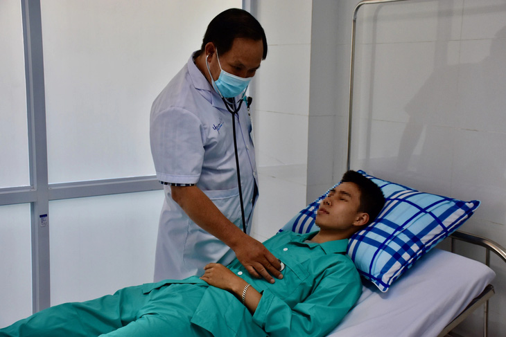 Bệnh nhân được chuyển vào điều trị tại Bệnh viện đa khoa Yersin sau vụ ngộ độc cơm gà - Ảnh: MINH CHIẾN
