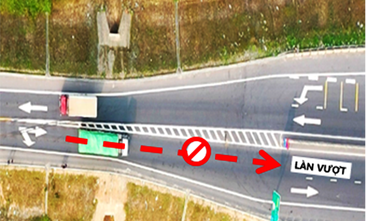 Vạch sơn dẫn hướng xe có vận tốc thấp đi vào và chiếm dụng làn vượt dẫn đến các xe khác có xu hướng vượt làn bên phải gây nguy hiểm - Ảnh: NGỌC ÂN