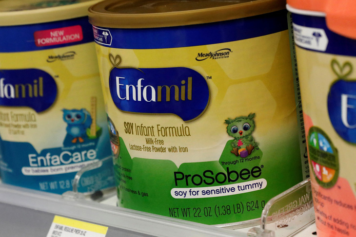 Sữa bột Enfamil của Mead Johnson bày bán trên kệ tại cửa hàng ở thành phố New York, Mỹ - Ảnh: REUTERS