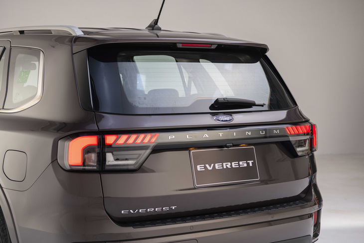 Ford Everest Platinum ra mắt Việt Nam, giá vẫn còn là ẩn số- Ảnh 4.