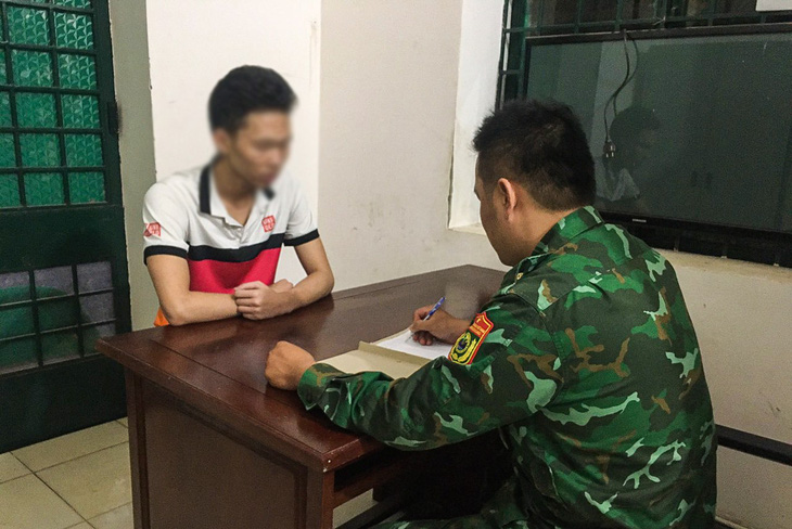 Anh P. khai báo với cơ quan chức năng tỉnh Tây Ninh về việc bị casino giam giữ - Ảnh: TRUNG QUÂN