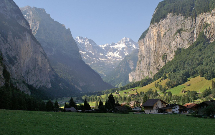 Đường chạy Jungfrau Marathon với nhiều ngôi nhà nhỏ nằm dưới chân núi hùng vĩ - Ảnh: MARATHON HANDBOOK