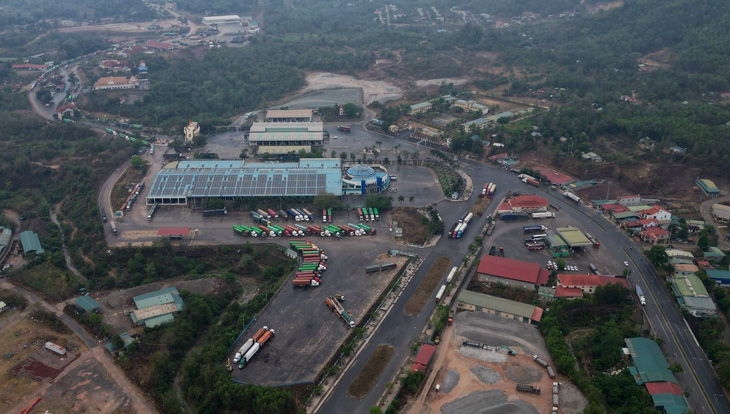 Khu vực hai bên cửa khẩu quốc tế Lao Bảo - nơi được quy hoạch dự kiến làm khu kinh tế thương mại xuyên biên giới - Ảnh: QUỐC NAM