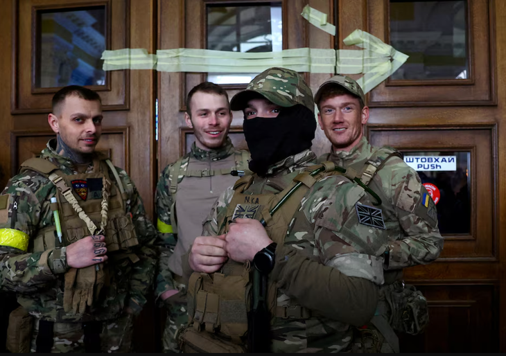 Bốn lính đánh thuê Anh trước khi lên đường ra tiền tuyến Ukraine tháng 3-2022 - Ảnh: REUTERS