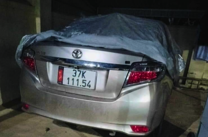 Ô tô của gia đình anh H. được tìm thấy khi đang phủ bạt ở Trạm y tế xã Thanh Chi, huyện Thanh Chương, Nghệ An - Ảnh: TÂM PHẠM