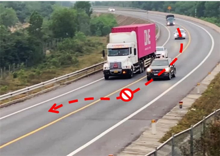Xe ô tô con vượt sai sang làn đối diện khi đi sau xe container lưu thông với vận tốc thấp - Ảnh: NGỌC ÂN