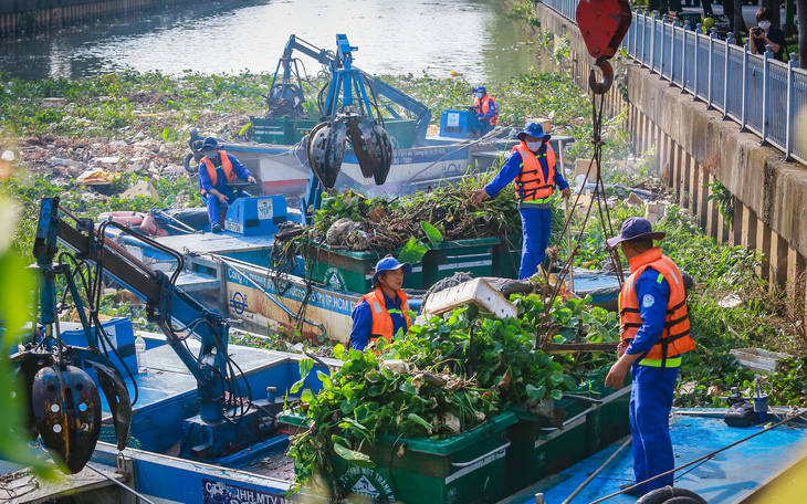 Công nhân 'đội nắng' gom 100 tấn rác kênh Nhiêu Lộc - Thị Nghè