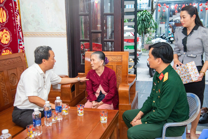 Ông Lê Tự Gia Thạnh - phó bí thư, chủ tịch UBND quận Hải Châu - thăm thân nhân liệt sĩ Gạc Ma - Ảnh: PVHTT
