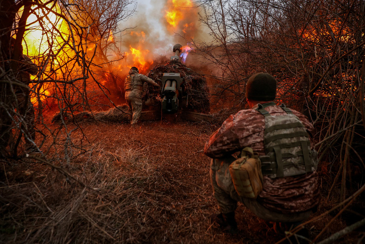 Pháo binh Ukraine khai hỏa từ một địa điểm ở Kherson - Ảnh: REUTERS