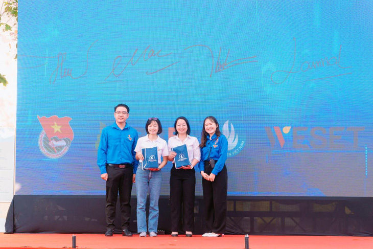 Chủ tịch Hội Sinh viên trường - chị Lê Thị Thu Hiền cùng đại diện WESET hoàn thành ký kết hợp tác