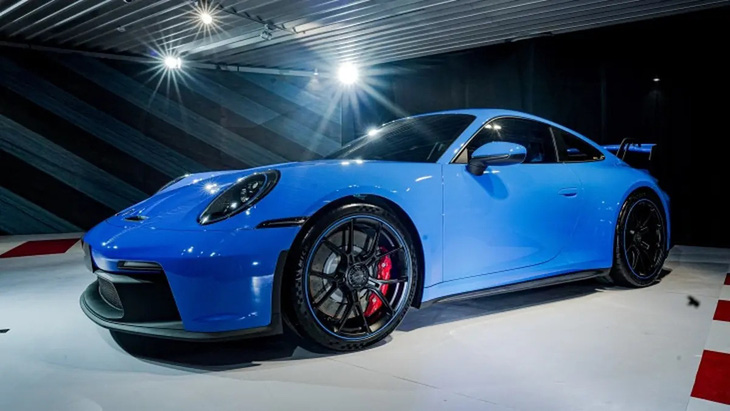 Porsche 911 GT3 có giá cao gấp 28 lần Mitsubishi Xpander - Ảnh: Kompas Otomotif