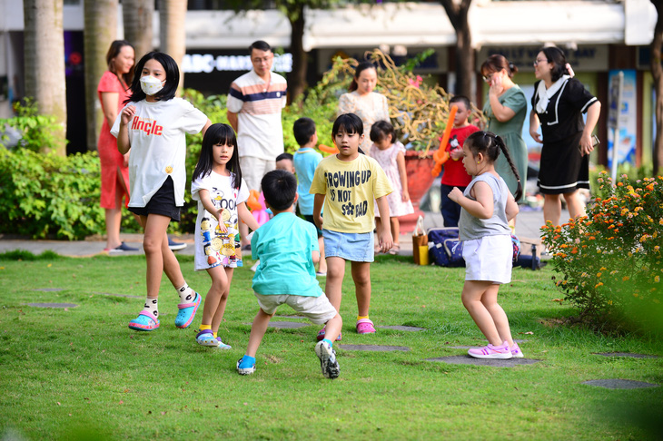 Trẻ em vui chơi tại công viên - Ảnh: QUANG ĐỊNH