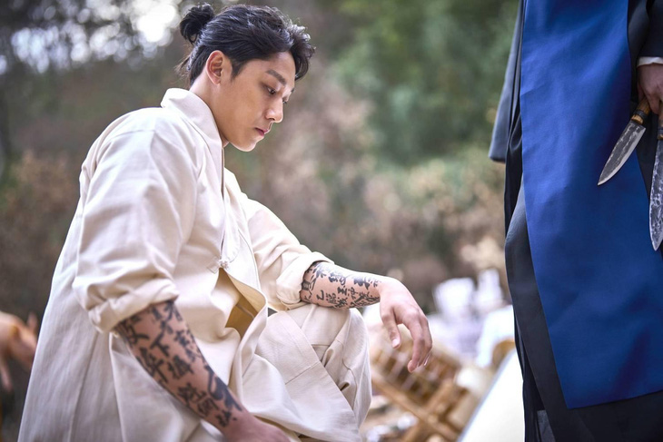 Diễn viên Lee Do Hyun (từng đóng trong The Good Bad Mother, The Glory) trong phim Quật mộ trùng ma - Ảnh: ĐPCC