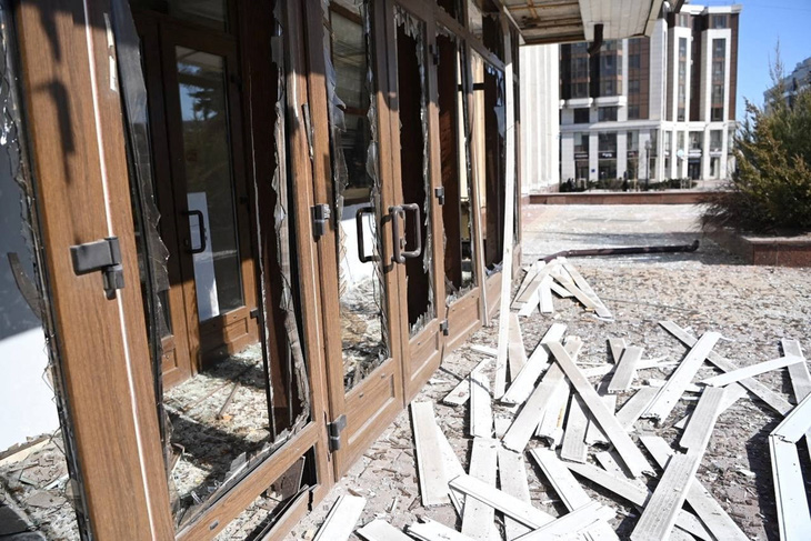 Cổng vào một tòa nhà hành chính ở khu vực Belgorod thuộc Nga (giáp biên giới với Ukraine) bị hư hại do máy bay không người lái tấn công vào ngày 12-3 -  Ảnh: REUTERS