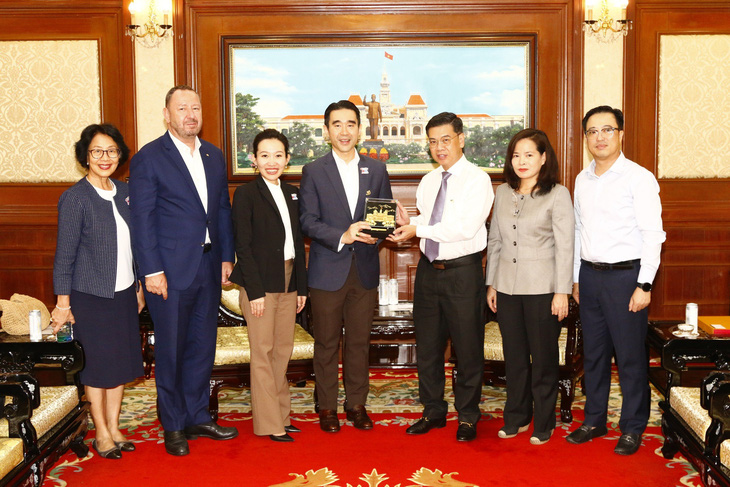 Lãnh đạo TP.HCM tặng quà lưu niệm cho nhà đầu tư Thái Lan - Ảnh: H.K