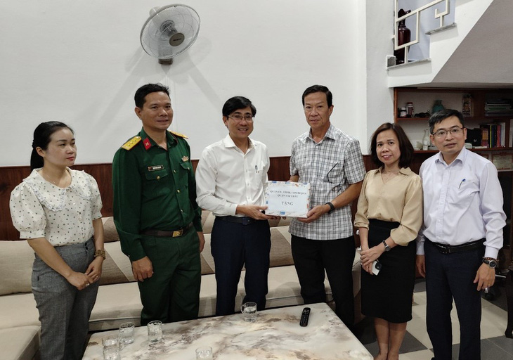 Thường vụ Thành ủy, Bí thư Quận ủy Hải Châu - ông Trần Thắng Lợi (thứ 3 từ trái qua) thăm thân nhân liệt sĩ Gạc Ma - Ảnh: PVHTT