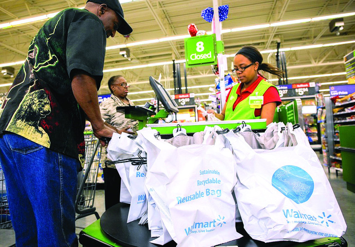 Túi tái sử dụng, dày hơn túi mỏng dùng một lần, tại siêu thị Walmart. Ảnh: Chicago Tribune