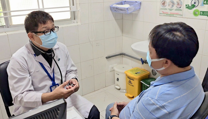 Bác sĩ Huỳnh Anh Tuấn tư vấn cho một người bệnh bị hội chứng ngưng thở khi ngủ - Ảnh: T.LŨY