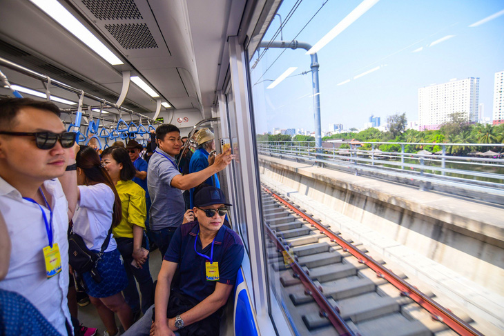 Người dân trải nghiệm tuyến metro số 1 Bến Thành - Suối Tiên từ ga Bến Thành đến ga Suối Tiên - Ảnh: QUANG ĐỊNH