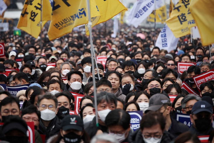 Các bác sĩ tham gia cuộc biểu tình phản đối kế hoạch tăng chỉ tiêu tuyển sinh của Chính phủ Hàn Quốc hôm 3-3 - Ảnh: REUTERS