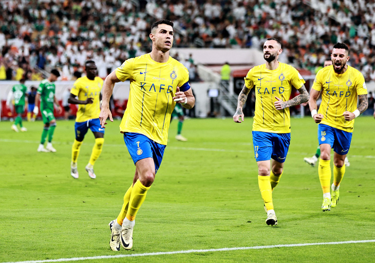 Niềm vui của Ronaldo sau khi ghi bàn cho Al Nassr - Ảnh: REUTERS