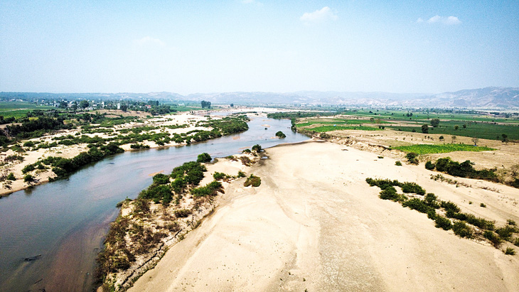 Lòng sông Ayun chảy qua huyện Ia Pa, Gia Lai, thu hẹp, lộ cồn cát giữa dòng vì kiệt nước - Ảnh: T.LỰC