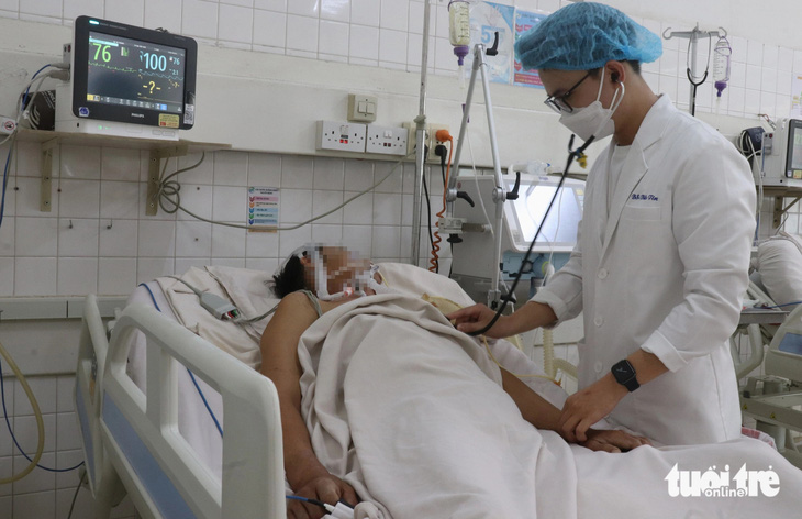 Một người đàn ông nghi mắc bệnh dại đang được điều trị tích cực tại khoa nhiễm Việt - Anh Bệnh viện Bệnh nhiệt đới - Ảnh: XUÂN MAI