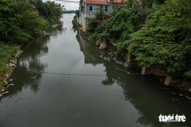Kênh nước thải đổ thẳng ra sông Cầu ở địa bàn phường Hòa Long  - Ảnh: D. KHANG