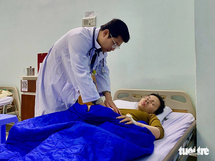 Bệnh nhân được bác sĩ thăm khám, điều trị sau vụ ngộ độc tại Bệnh viện 22-12 - Ảnh: MINH CHIẾN