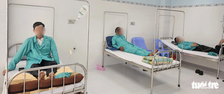 Bệnh nhân ngộ độc đang được điều trị tại Bệnh viện Đa khoa Yersin Nha Trang - Ảnh: MINH CHIẾN