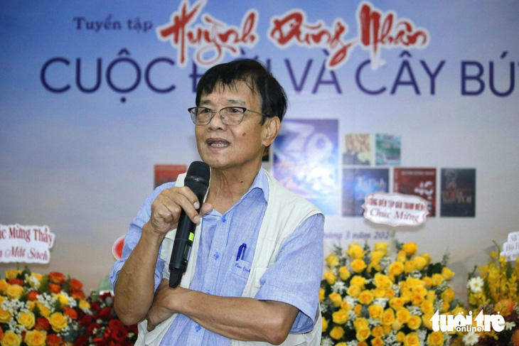 Nhà báo Huỳnh Dũng Nhân phát biểu tại sự kiện ra mắt tác phẩm mới - Ảnh: HỒ LAM