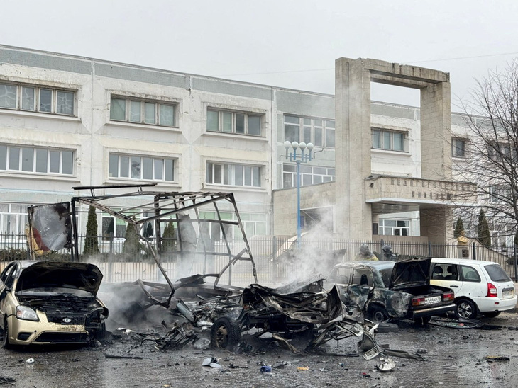 Ô tô bị hư hỏng sau một cuộc tấn công bằng tên lửa được cho là do Ukraine gây ra ở Belgorod, Nga ngày 16-3 - Ảnh: REUTERS/Vyacheslav Gladkov