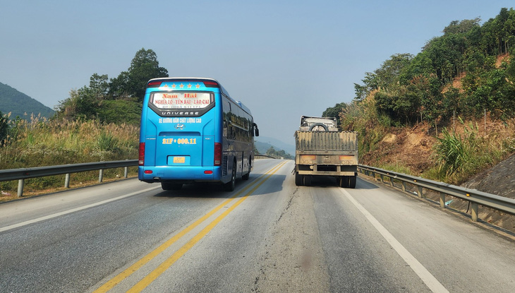 Xe khách vượt xe tải ở đoạn đường cấm vượt trên cao tốc Nội Bài - Lào Cai, đoạn 2 làn xe - Ảnh: TUẤN PHÙNG