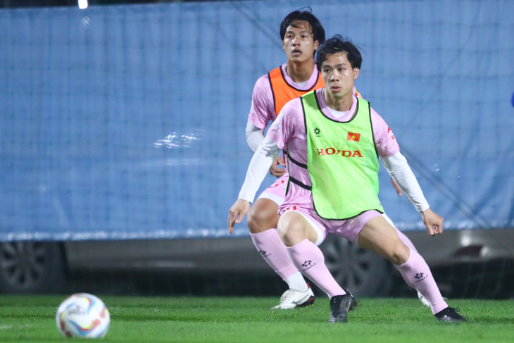 Tiền đạo Công Phượng (áo xanh lá) tập cùng các cầu thủ U23 vào tối 15-3 - Ảnh: MINH ĐỨC