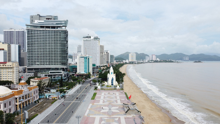 Trục đường Trần Phú - Phạm Văn Đồng không quy hoạch một số vị trí lấn biển để triển khai dự án - Ảnh: TRẦN HƯỚNG