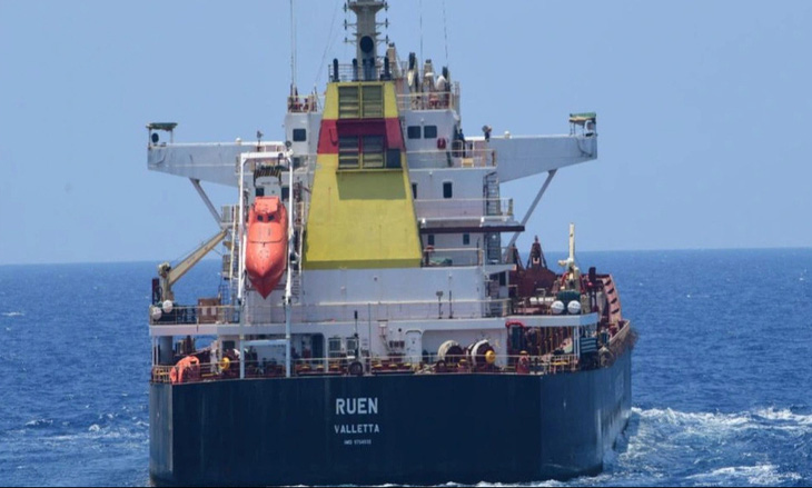 Tàu chở hàng Ruen bị cướp biển Somalia chiếm giữ - Ảnh: NDTV.COM/X @indiannavy