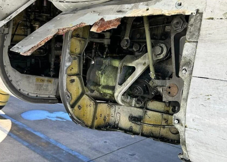 Một phần vỏ ngoài của thân chiếc Boeing 737 biến mất trong quá trình bay, làm lộ các chi tiết máy móc bên trong - Ảnh: ROGUE VALLEY TIMES