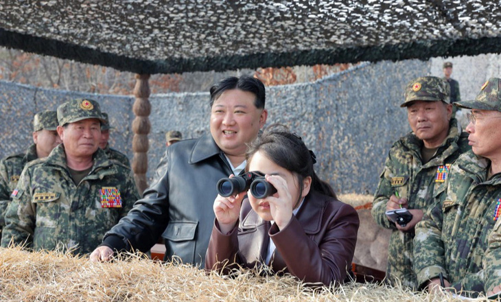 Ông Kim Jong Un cùng con gái Kim Jung Ae thị sát buổi diễn tập của quân đội Triều Tiên ngày 15-3 - Ảnh: KCNA