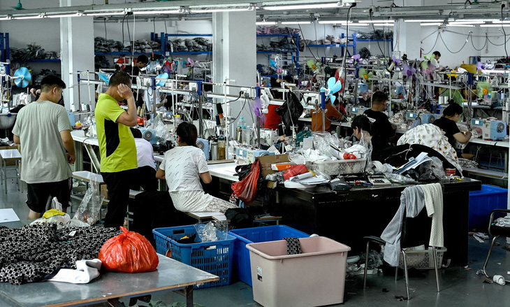 Công nhân sản xuất quần áo tại một nhà máy may cung cấp cho hãng thời trang Shein ở tỉnh Quảng Đông, phía nam Trung Quốc, vào tháng 7-2022 - Ảnh: AFP