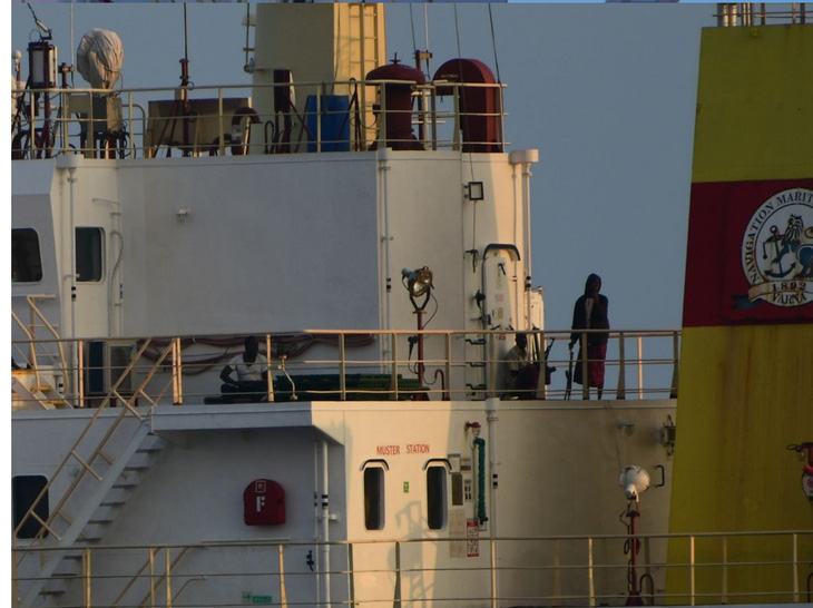Một hình ảnh cận cảnh cho thấy nhóm cướp biển có vũ trang đứng trên tàu Ruen - Ảnh: NDTV.COM/X @indiannavy