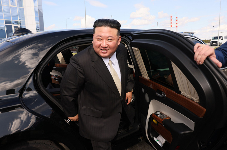 Ông Kim Jong Un từng có cơ hội trải nghiệm chiếc Aurus Senat trong chuyến công du đến Nga hồi tháng 9-2023 - Ảnh: AFP