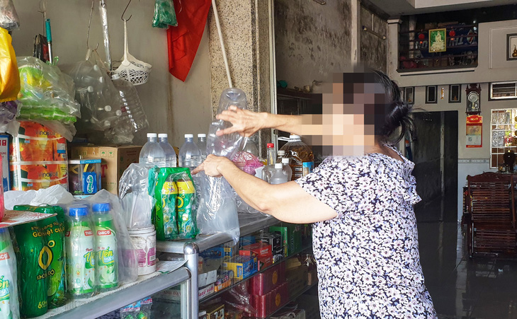 Chủ một tiệm tạp hóa ở Cà Mau cho biết muốn mua bao nhiêu rượu cũng có, chỉ cần khách đợi khoảng 15 phút họ sẽ đi lấy mang về - Ảnh: TH.HUYỀN