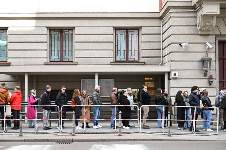 Dòng người xếp hàng bên ngoài Đại sứ quán Nga ở Berlin, Đức ngày 17-3 - Ảnh: REUTERS